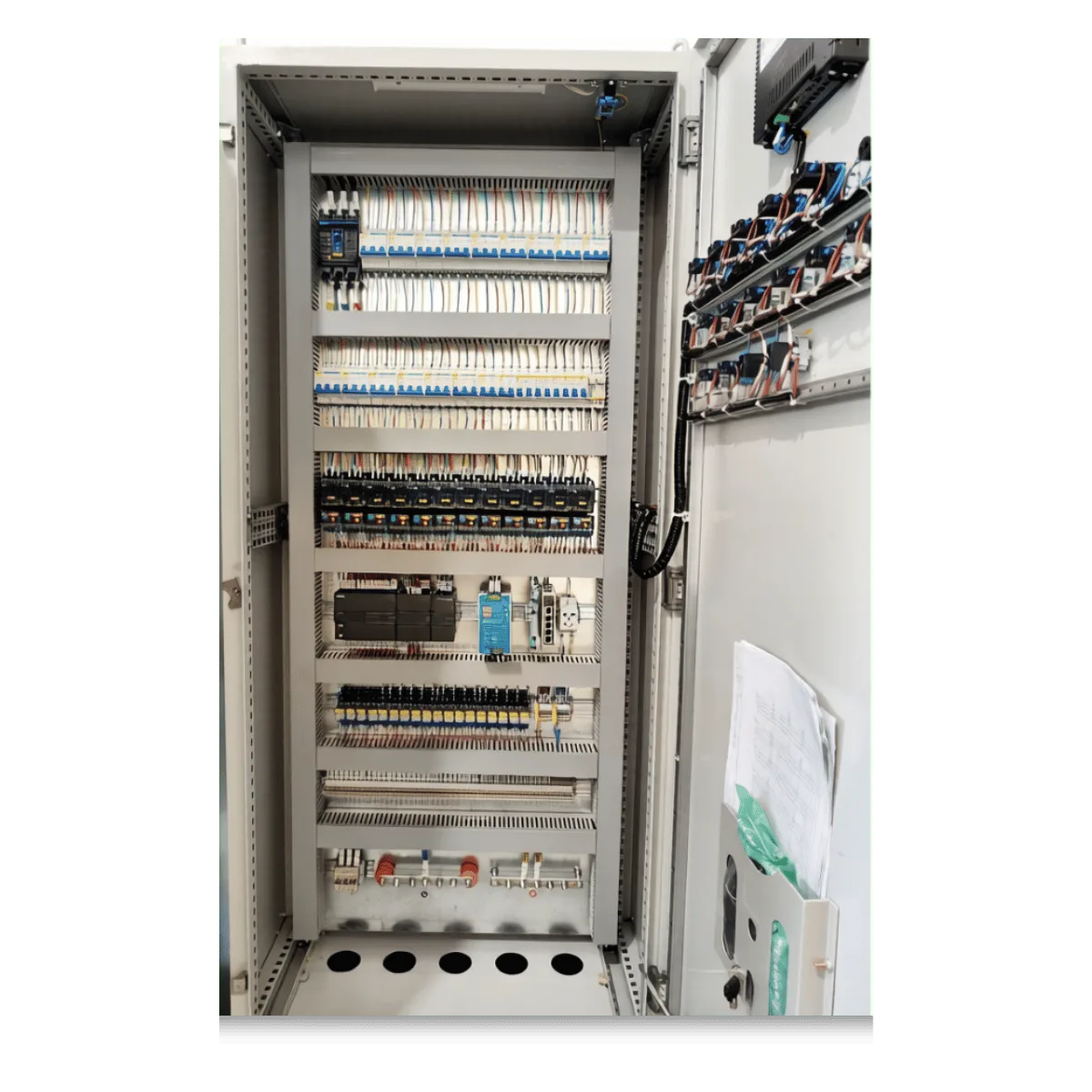 PLC 控制柜柜内全景（PLC 主机、I/O 模块与端子排分层布置）