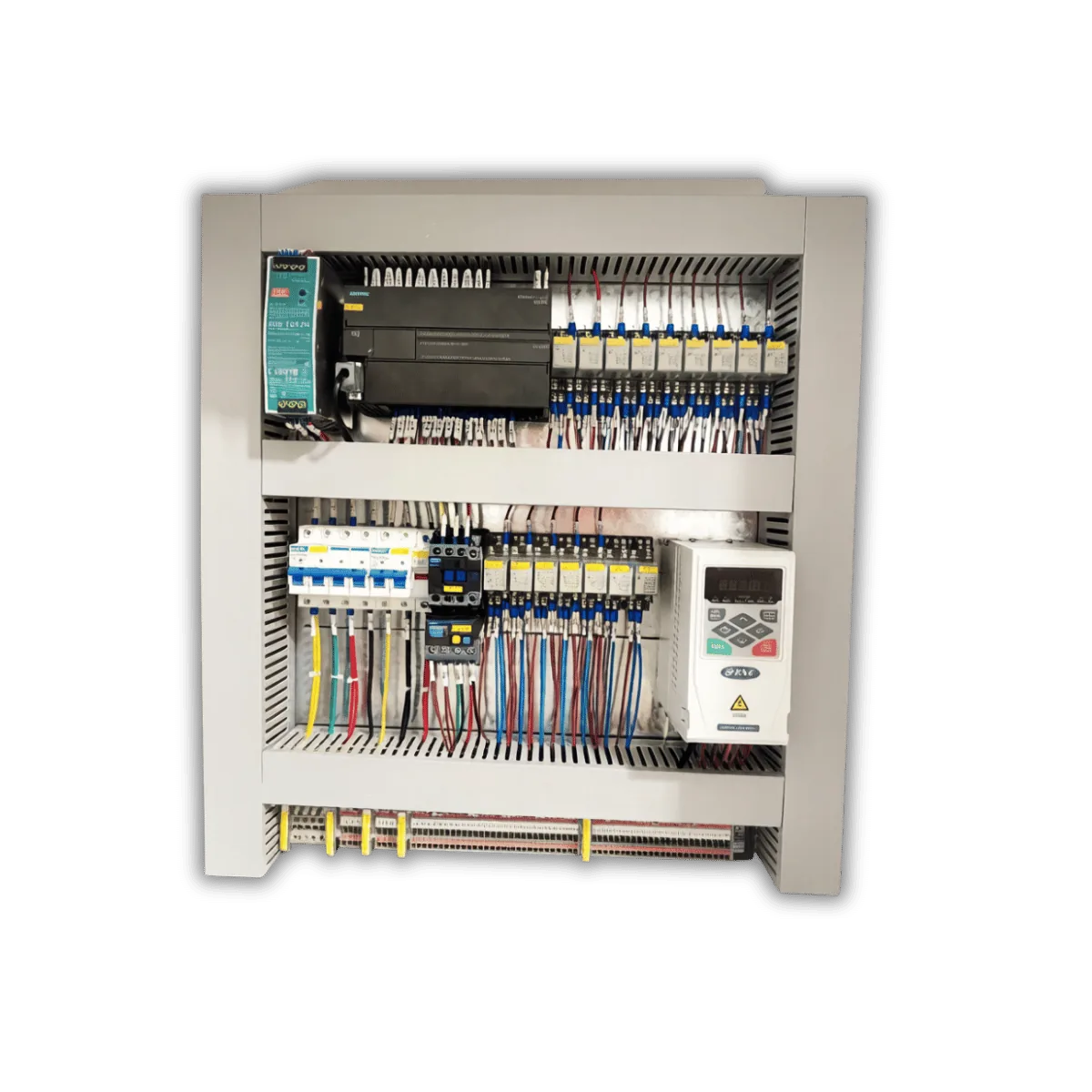 PLC 主机与 I/O 模块正面特写（可见模块排列与接线）