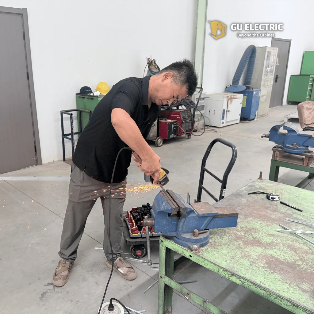 焊接工位：柜体骨架拼焊