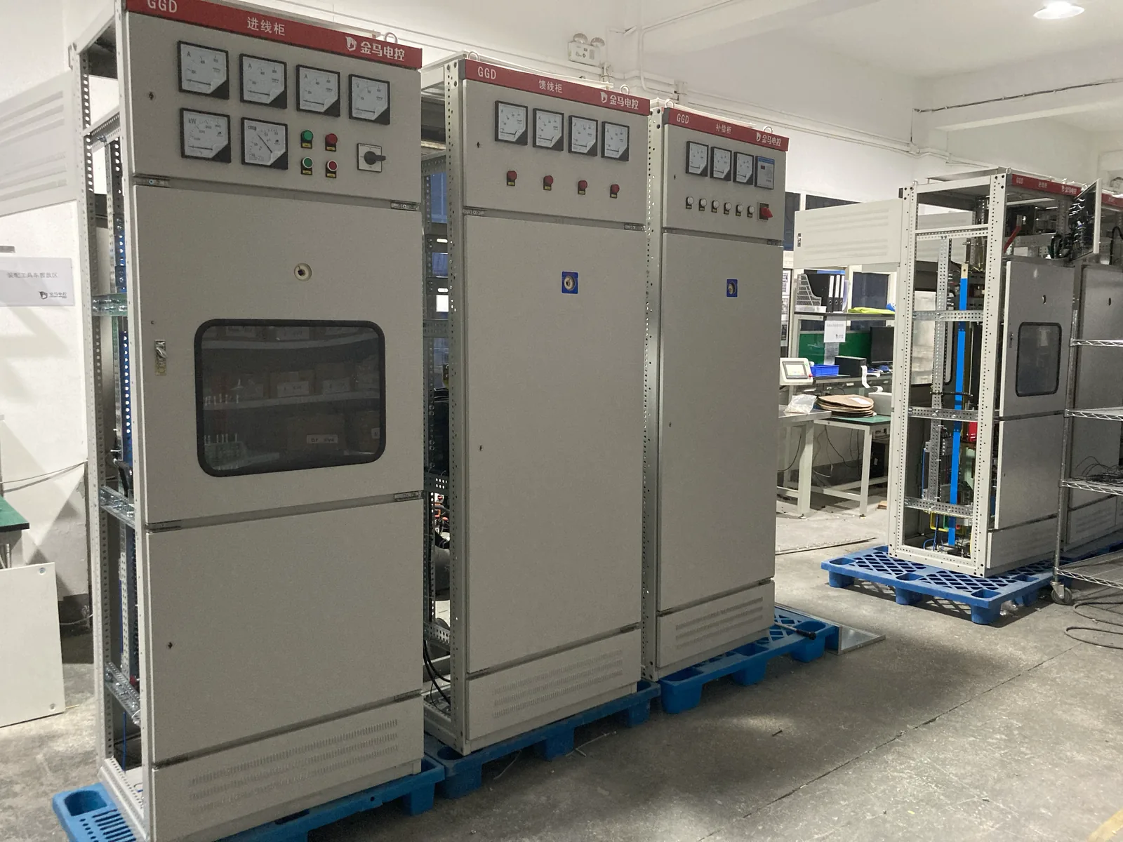 图 4 — 出厂前调试：DC 1000V 耐压测试，确保绝缘合格。