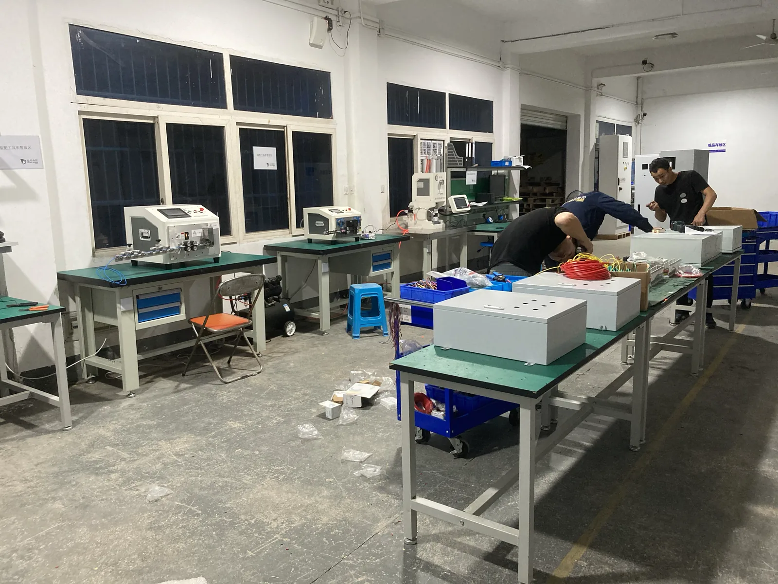 图 4 — 接线盒出厂前检验：密封圈装配到位、IP 等级抽测合格。