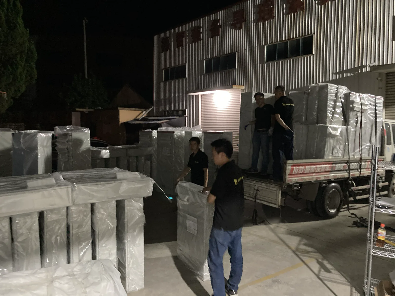图 6 — 成品包装：木箱内衬防潮膜，柜体四角 PE 护角，发往 10+ 国家。