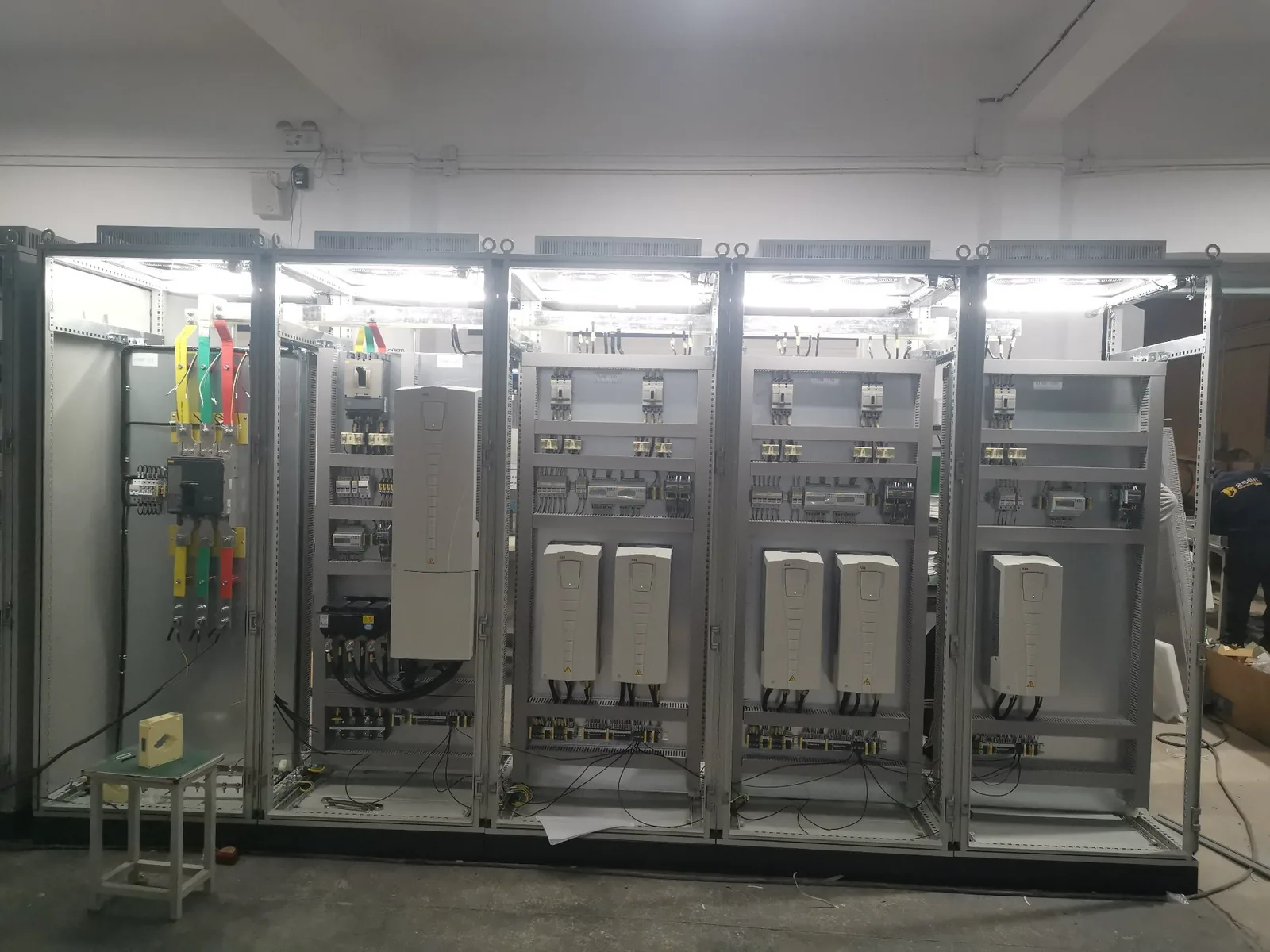 图 4 — 出厂前调试：PLC 程序联调、HMI 画面测试、输入/输出信号灯逐点验证。