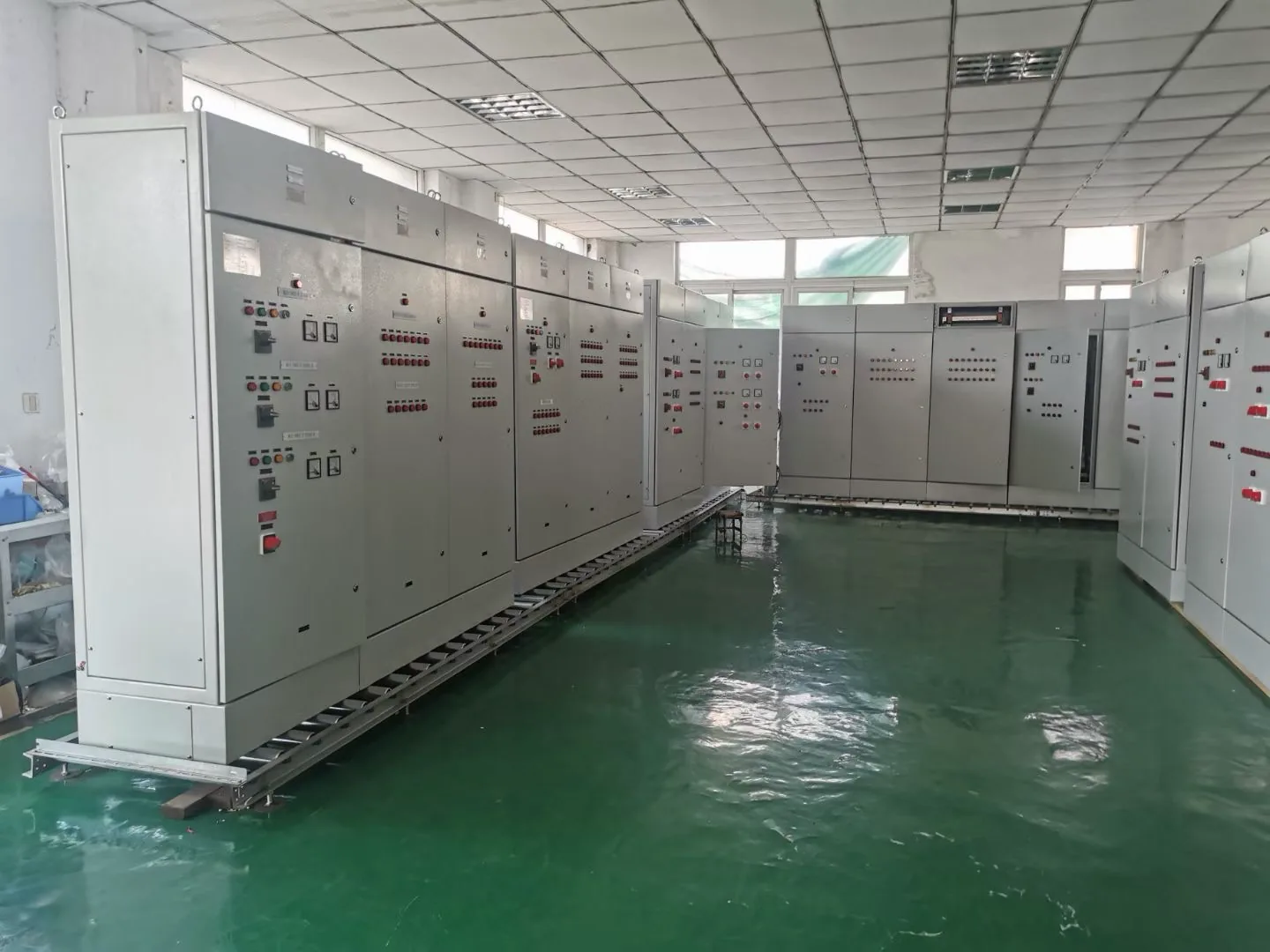 商业建筑配电柜 · 柜体示意 · 现场安装与配套设备