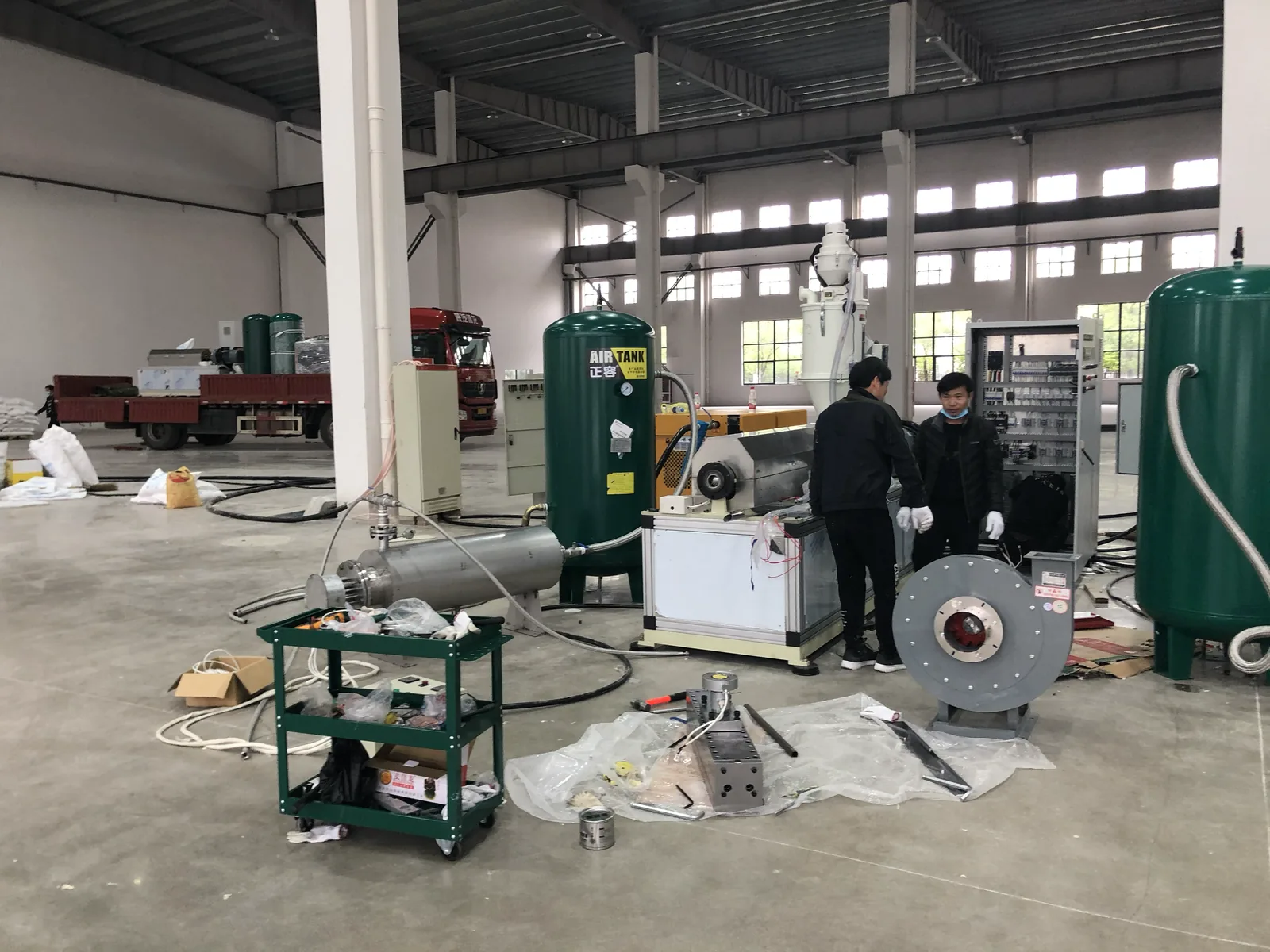 厂房低压配电柜 · 柜体示意 · 现场安装与配套设备