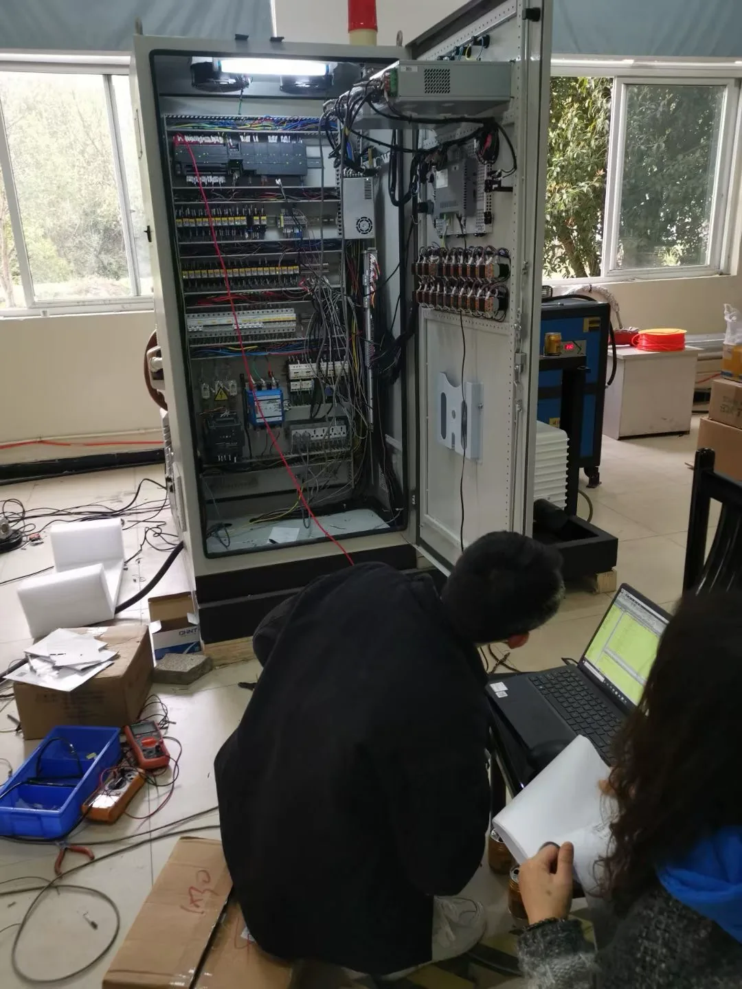 制药设备控制柜 · 柜体示意 · 现场安装与配套设备
