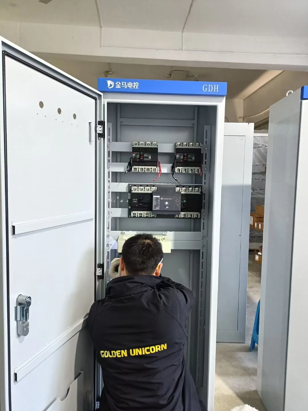 工业空调控制柜 · 柜体示意 · 现场安装与配套设备