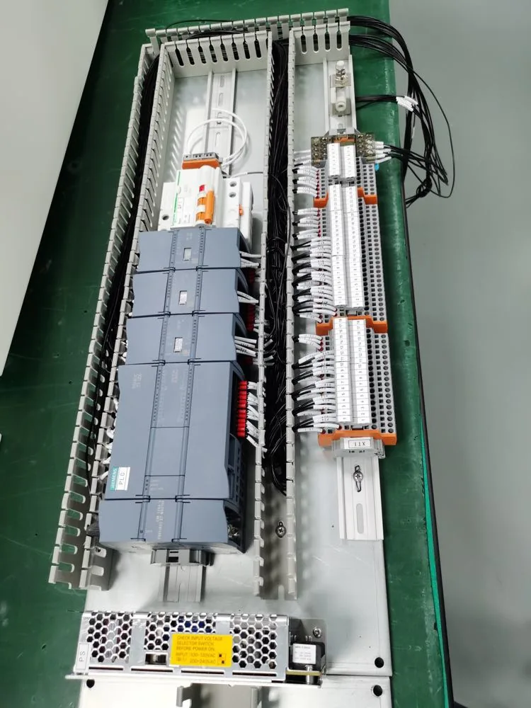 柜内 PLC 与元件(车间实拍 · 示意)