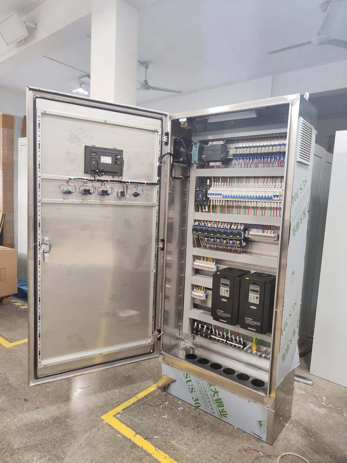 建筑与设施用配电箱，柜门打开可见回路排布