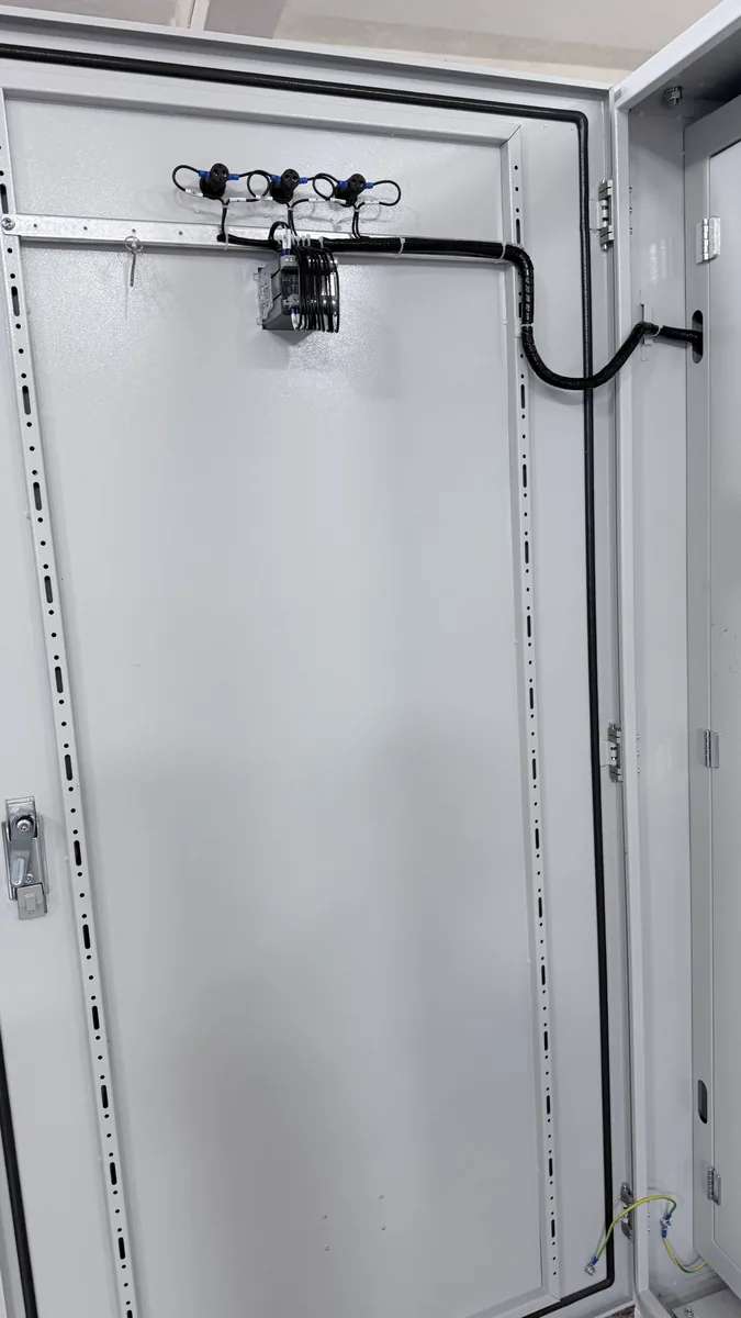 母排与柜体加工工艺细节（车间实拍）