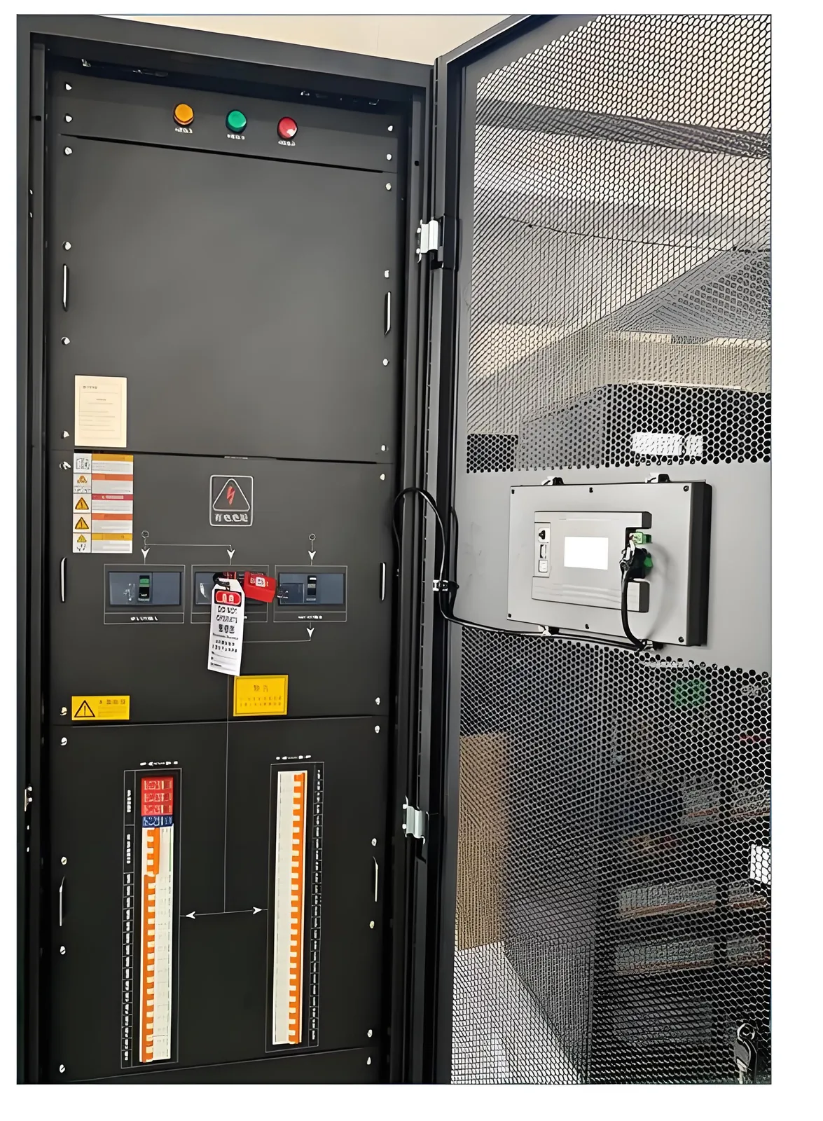 数据中心机架 PDU 实拍（机架侧配电与计量）