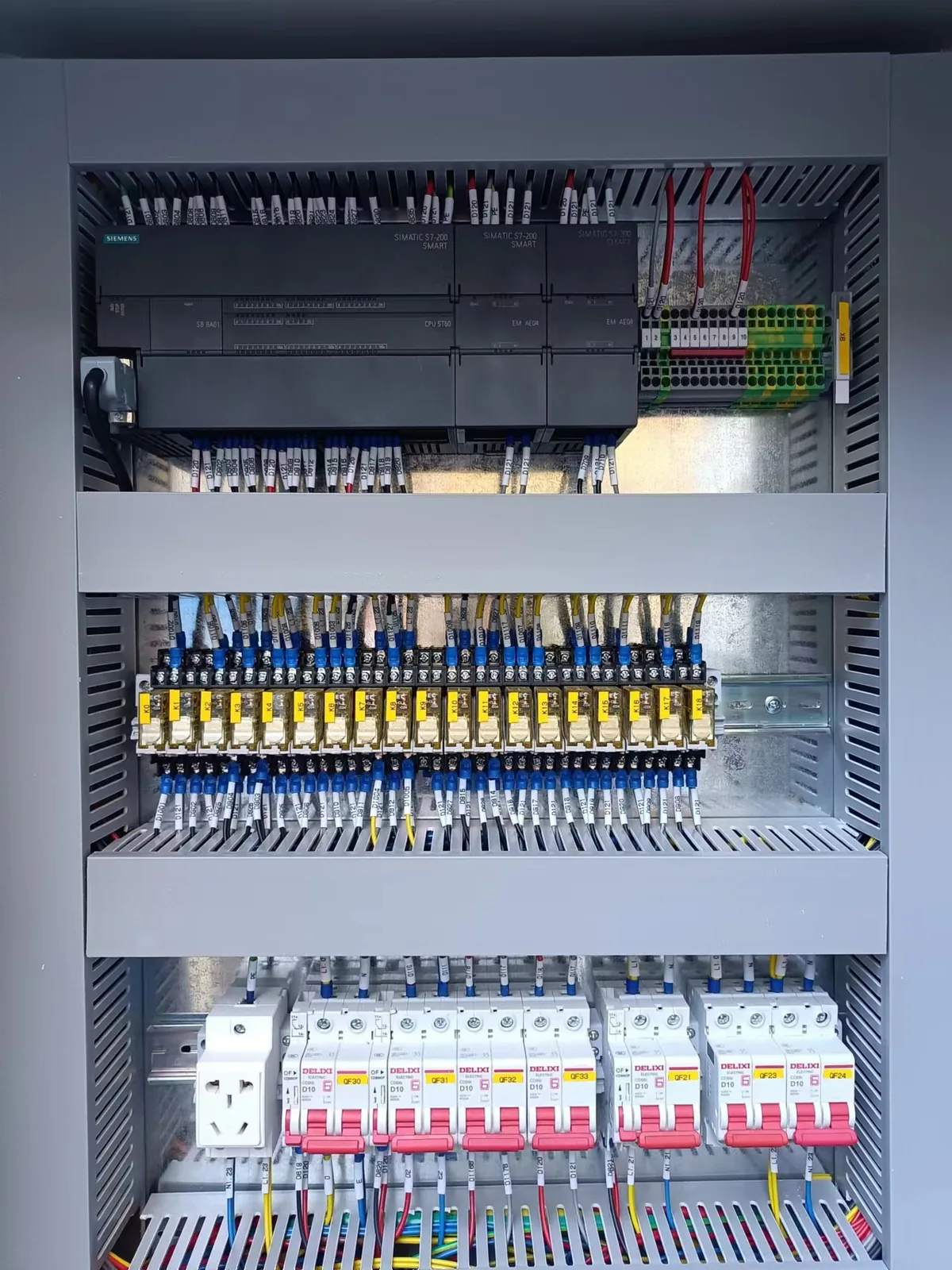 控制核心：PLC 主机与扩展模块（石化装置控制柜实拍）