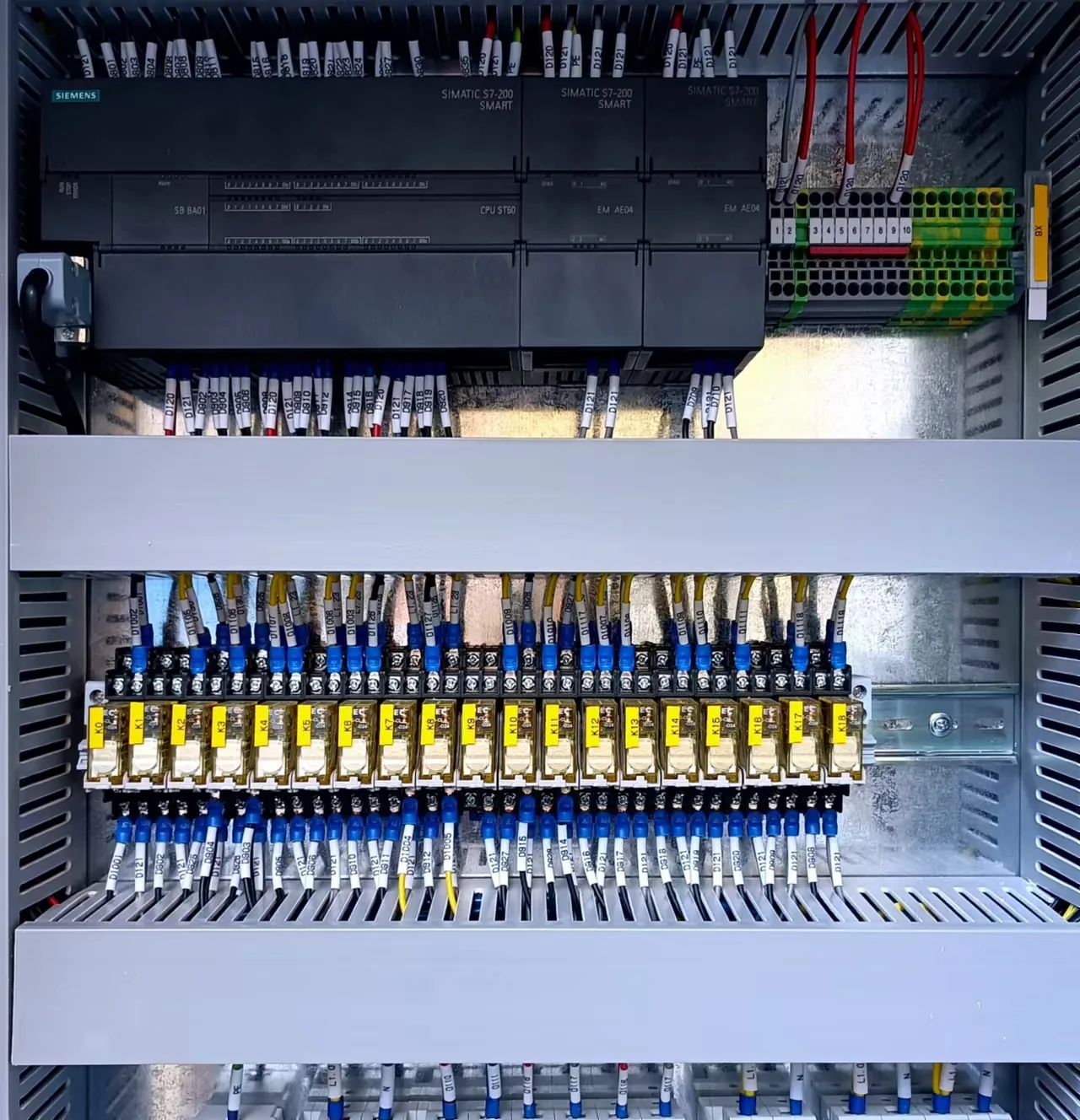 柜内 PLC 模块与端子排走线（石化装置控制柜实拍）