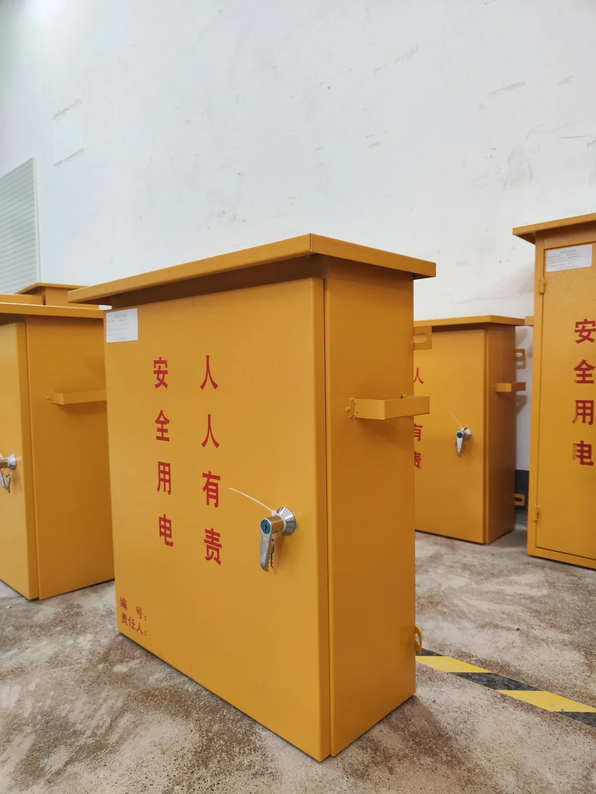 智慧施工配电箱 · 实拍 · 门板与操作面板